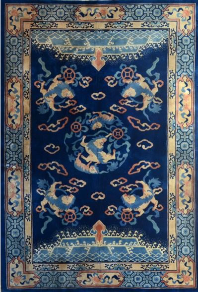 Null 原创和大型中国北京约1960年。

技术特点：棉质基础上的羊毛丝绒。

深蓝色的场地上装饰着一只佛狗，中央的圆盘上有莲花和风格化的云朵。

状况良好
&hellip;