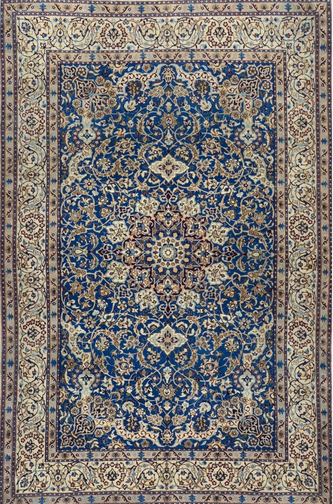 Null 大而精的矮人（伊朗），约1975年。

技术特点：羊羔毛绒，花朵由丝绸包围，以棉为基础。

深蓝色的场地上装饰着花环的卷轴，中央有一个钻石形式的大花环&hellip;