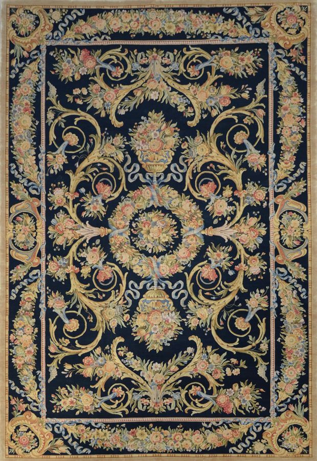 Null 20世纪萨翁内里风格的非常重要的地毯。

技术特点：萨翁内里风格的打结地毯，羊毛天鹅绒配以棉布底衬。

黑场上有丰饶的角的卷轴，叶子和花束，色调柔和，&hellip;
