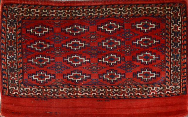 Null Chuval Yomud Bukhara（土库曼）19世纪末20世纪初。

技术特点：羊毛基础上的羊毛绒。

砖红色的场地，上面有guhls的装饰。
&hellip;