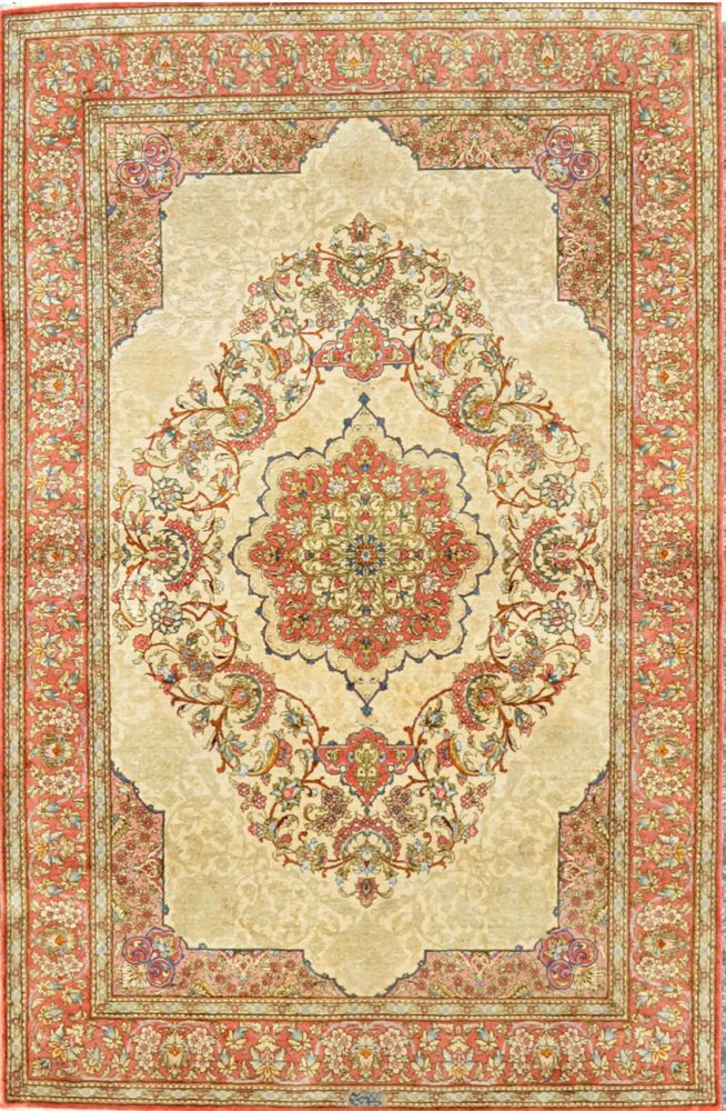 Null 精美的丝绸Ghoum在1980年左右签署（伊朗）。

技术特点：丝绸基础上的丝绒。

米色的田野上有一个粉色色调的大花冠。

密度约为每平方分米11,&hellip;
