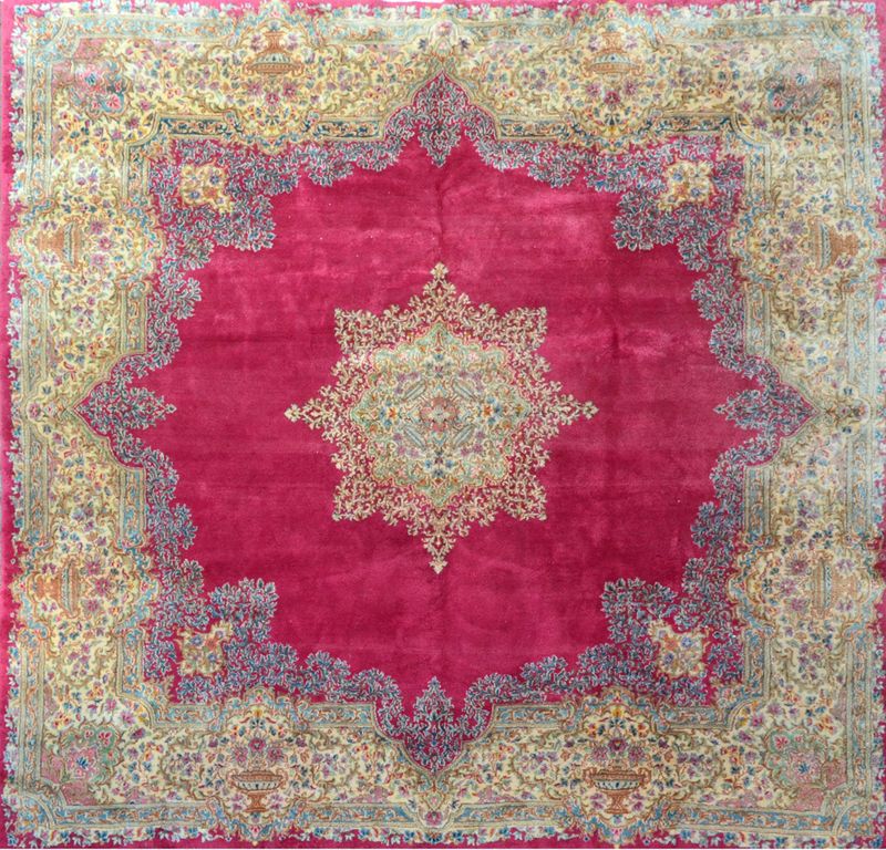 Null 重要的基尔曼（伊朗）20世纪中期。

技术特点：棉质基础上的羊毛丝绒。

红宝石领域，中央有一个大的花纹奖章，上面有杏仁绿的星花，镶嵌着花冠。

大的&hellip;