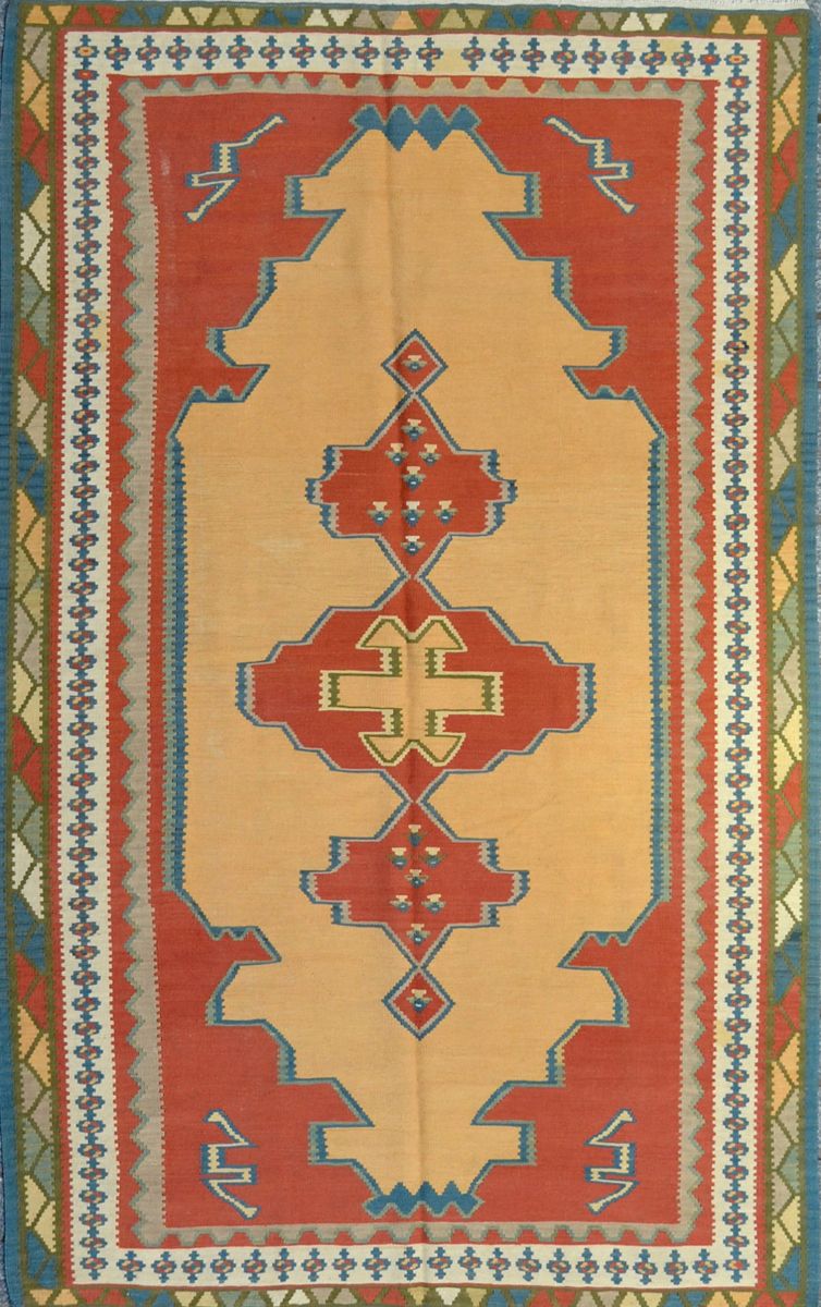 Null Kilim Quasquai（伊朗），约1980年。

技术特点：针线活，在棉布背景上用羊毛线挂毯技术。

砖红色的背景上有一个大的藏红花黄色的中央几&hellip;