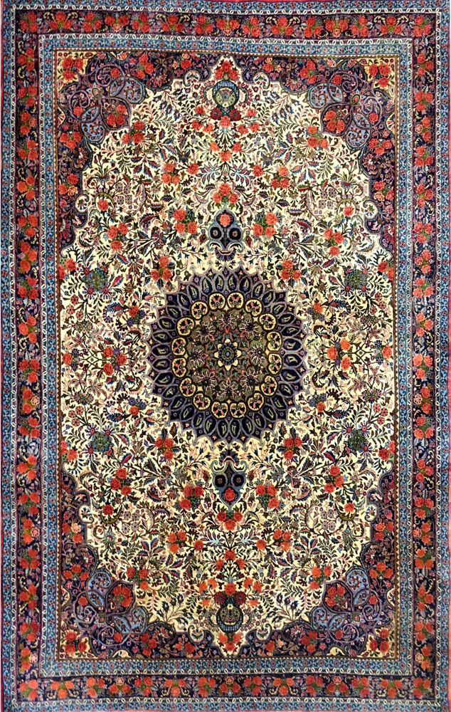 Null 大型原始Bidjar（伊朗），约1975/1980年。

技术特点：棉质基础上的羊毛丝绒。

象牙色的场地上有多色的花卉喷头，框住了午夜蓝色和米色的大&hellip;