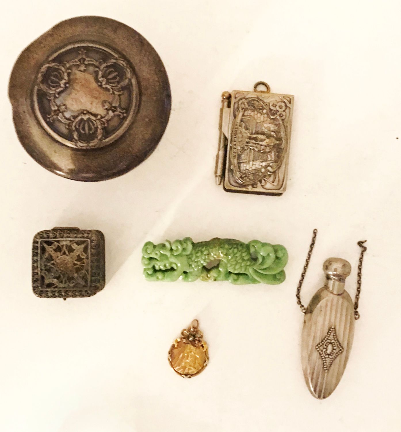 Null 拍品包括：一本新艺术风格的球书，一个盐瓶，一个固定的鎏金金属宗教奖章，一个电木胸针，一个银丝盒和一个奶油盒（磨损和损坏），重量：31,56g。