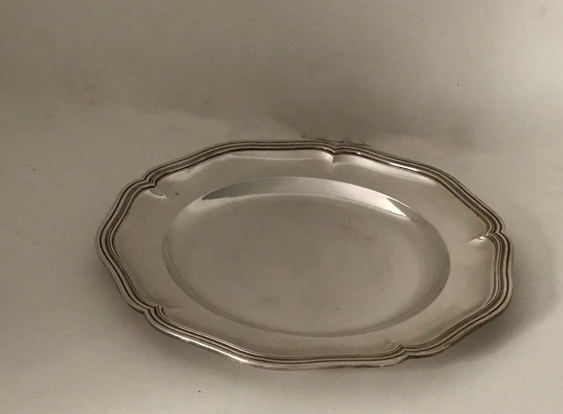 Null Lot en métal argenté comprenant un plat rond et un légumier filets contours