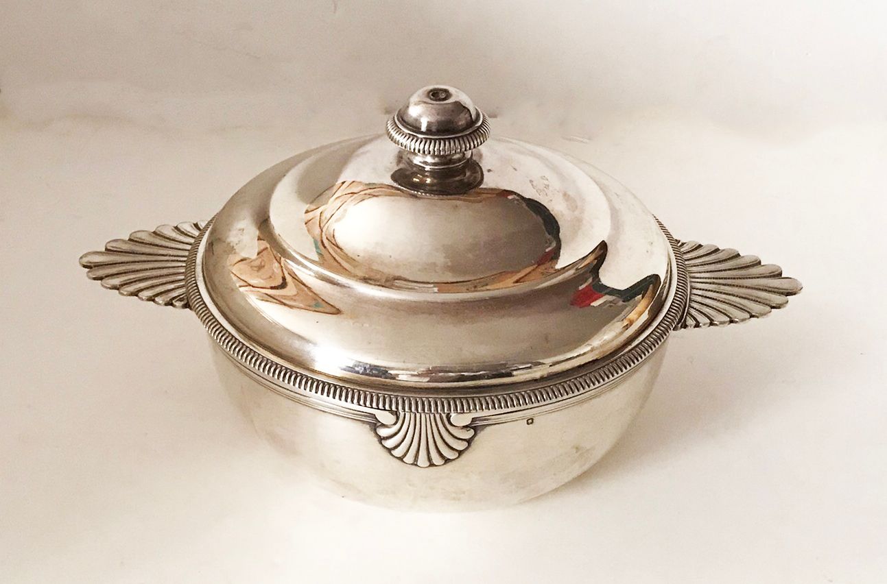 Null Covered vegetable dish in silver 950 °/°°, shell handles and gadroon border&hellip;