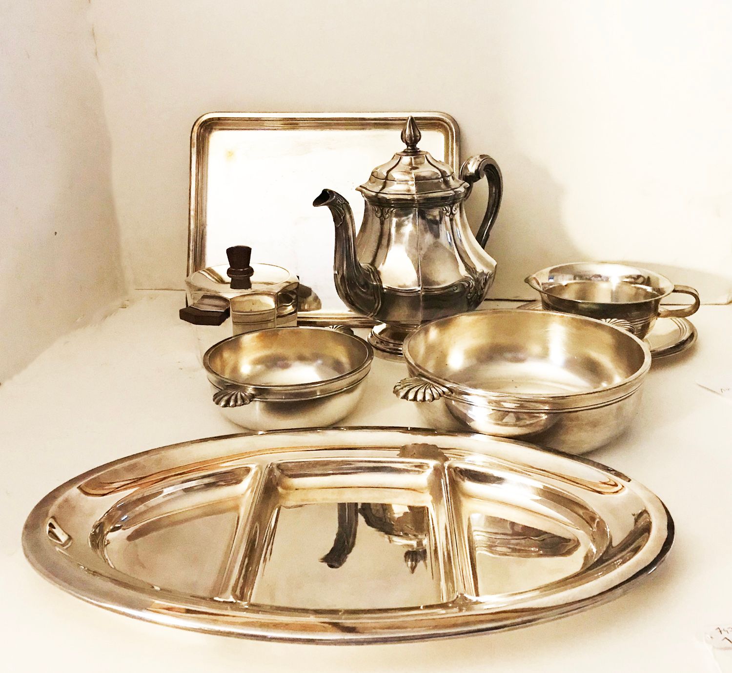 Null Silver plated metal set including a tray, a sugar bowl ERCUIS, a teapot, a &hellip;