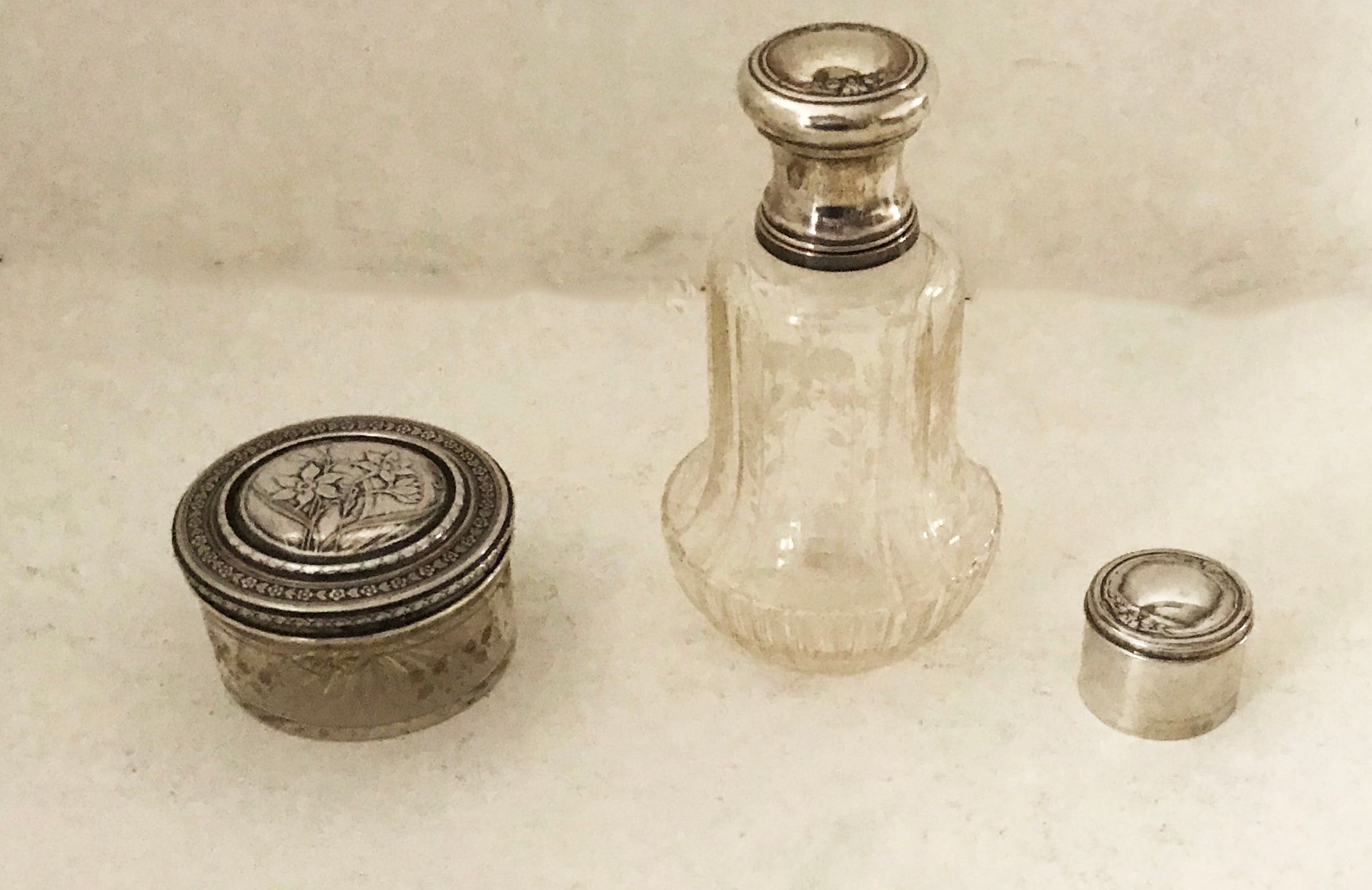 Null 800°/°和950°/°的银制三件拍品，包括一个切割的瓶子和银制支架，一个圆盒和一个切割的玻璃罐，带银制盖子，毛重：486克
