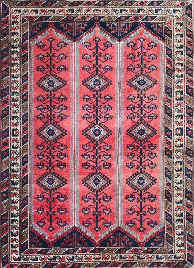 Null Grand Dosemalti

土耳其

1970年左右

尺寸290 x 200厘米

羊毛基础上的羊毛丝绒

状况良好

在旧的粉红色背景上有三&hellip;