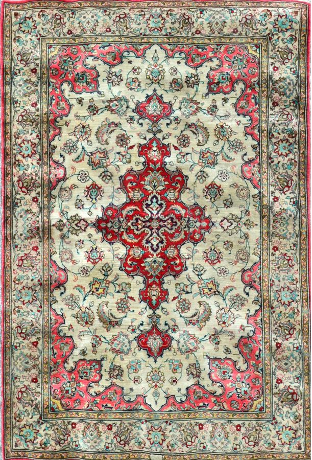 Null Fine Silk Ghoum signed 

Iran

Circa 1980

Size 150 x 100 cm

Silk velvet o&hellip;