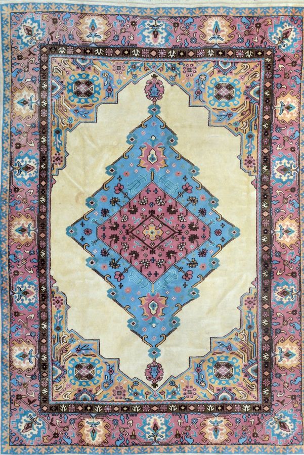 Null 重要的斯巴达

土耳其

关于1975年

尺寸350 x 255厘米

技术特点

棉质底座上的羊毛丝绒

状况良好

象牙质地，中央饰有天蓝色和老&hellip;