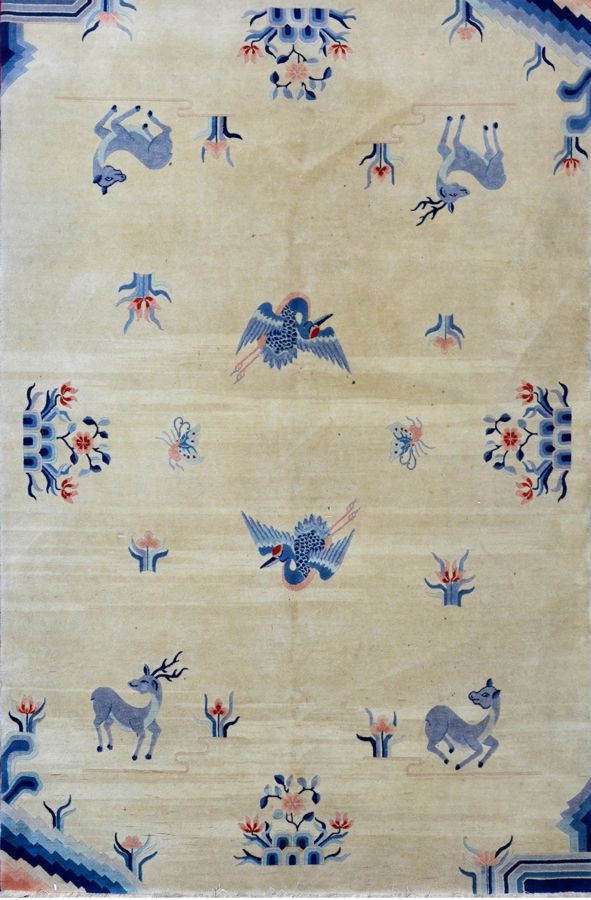 Null 原创和大型中国北京

20世纪中叶

尺寸。300 x 190 cm

技术特点

棉质基础上的羊毛丝绒

总体状况良好

米色场地上有对称的鸟、鹿和&hellip;