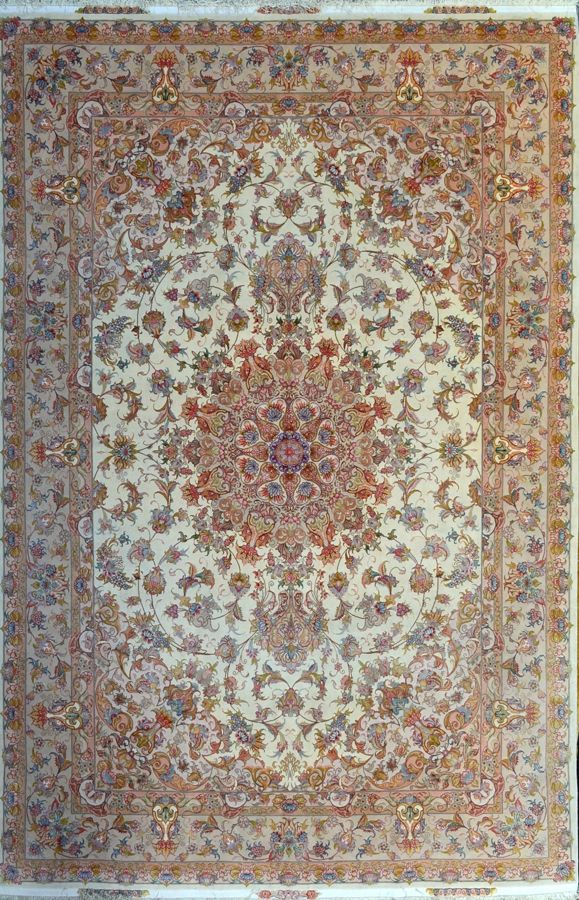 Null 重要而精美的大不里士

伊朗西北部

在羊毛和丝绸中

约1975年

尺寸360 x 246厘米

技术特点

天鹅绒由高质量的丝质羊羔毛制成，丝质&hellip;