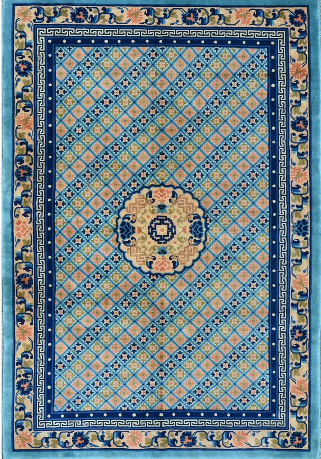 Null 大中国北京

约1960年

尺寸245 x 170厘米

棉质基础上的羊毛丝绒

状况良好

蔚蓝色领域，镶嵌有星形花朵的马赛克，中央镶嵌有几何风格&hellip;