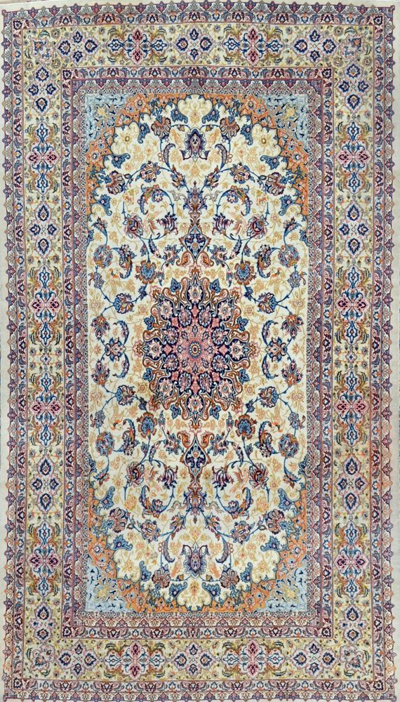 Null Sehr fein Isfahan 

Iran Wolle und Seide 

Um 1970

Größe 250 x142 cm

Tech&hellip;