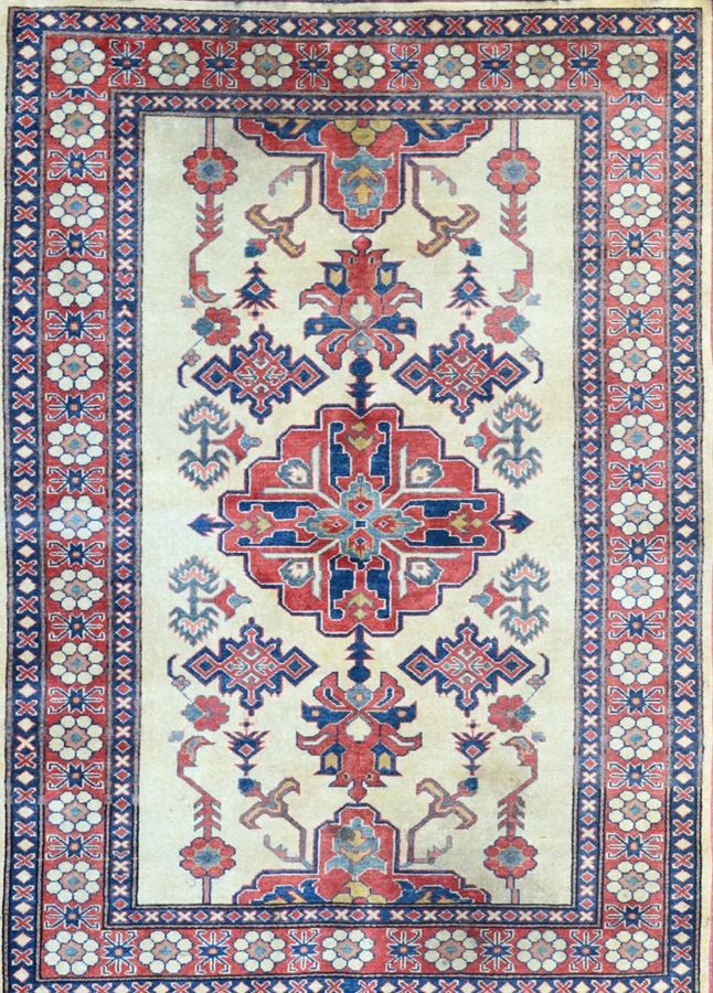 Null 卡扎克

南高加索地区

约1975年

尺寸175 x 125厘米

羊毛基础上的羊毛丝绒

状况良好

米色领域的几何花纹装饰