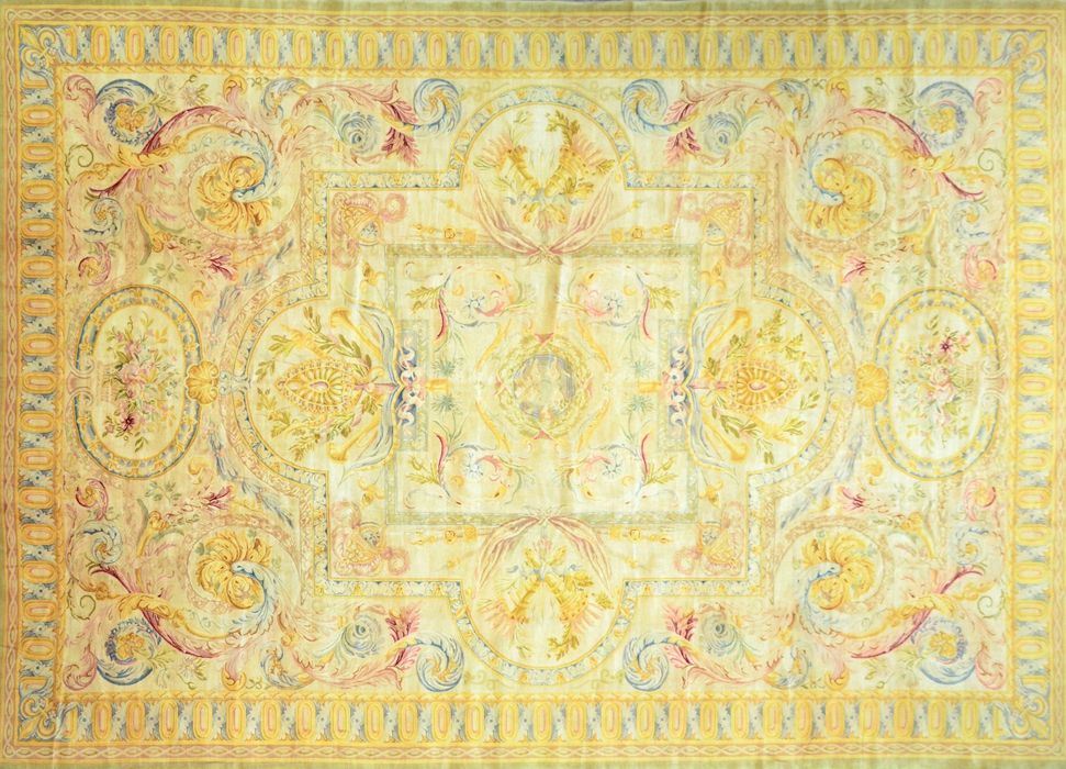 Null Außergewöhnlicher und sehr wichtiger Teppich im Savonnerie-Stil. 

XX e

Ma&hellip;