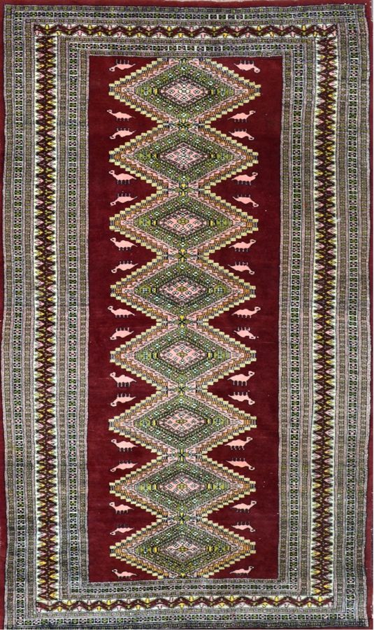 Null 原始卡拉奇

巴基斯坦

约1975年

尺寸212 x 125厘米

棉质基础上的羊毛丝绒

状况良好

石榴石场地上装饰着八个六角形的钻石造型奖章&hellip;