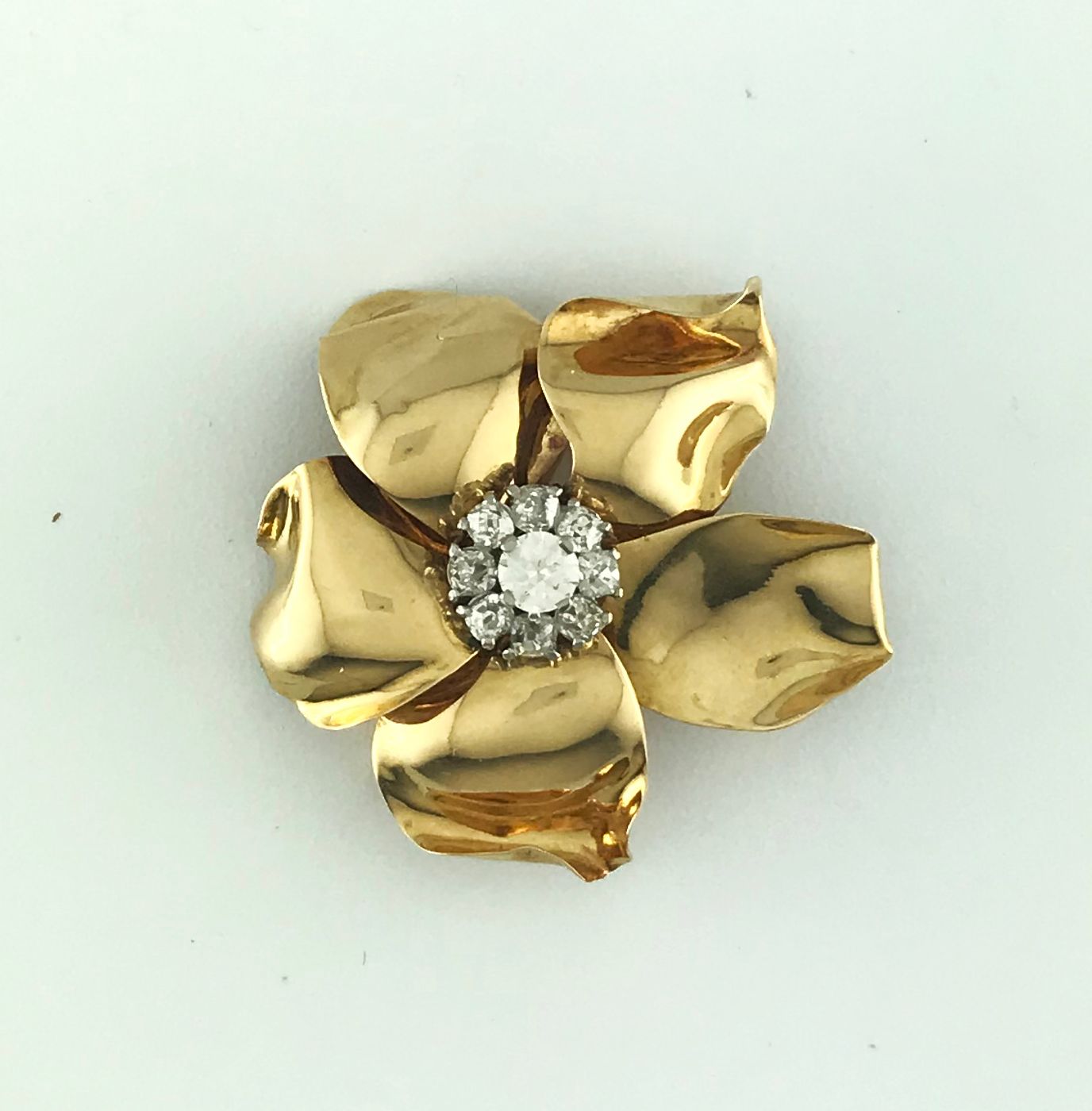 Null CARTIER巴黎750°/°°金和铂金花夹，花蕊镶嵌TA钻石，约1950年，签名和编号，直径4厘米，（碎片），毛重：14.10克，带卡地亚盒子