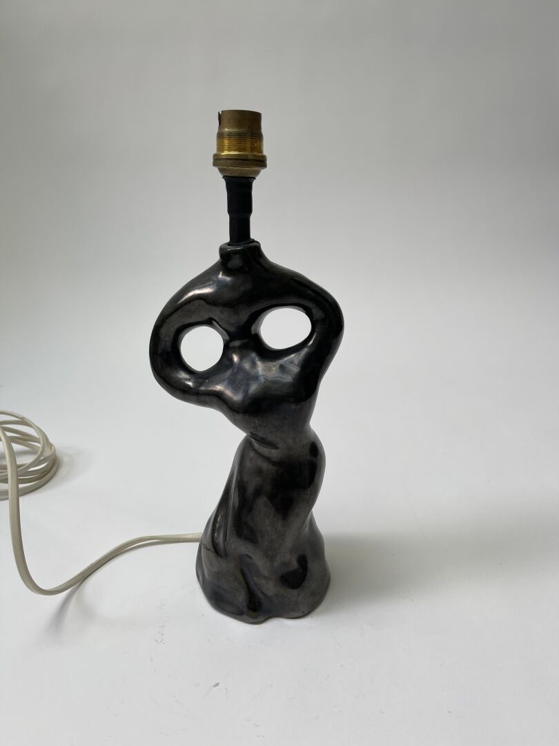 Lampe anthropomorphe 1960s.

ANTHROPOMORPHE LAMP in black glazed ceramic featuri&hellip;