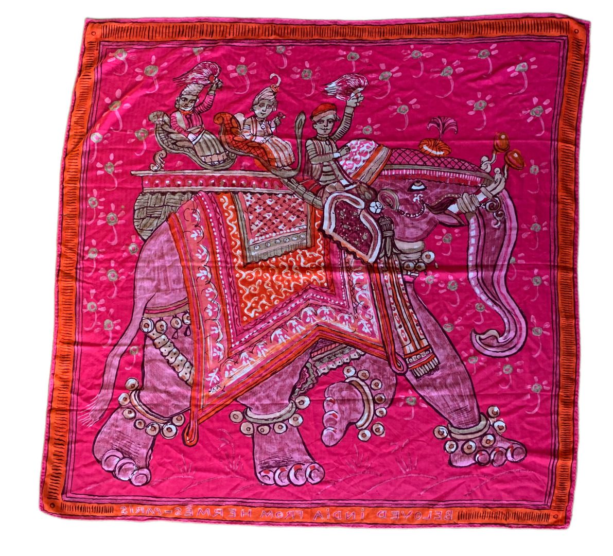 HERMES Paris, Châle HERMES巴黎

题为 "来自巴黎爱马仕的心爱的印度 "的羊绒和丝绸披肩，在粉色和橙色的背景上装饰着大象上的印度字符。&hellip;