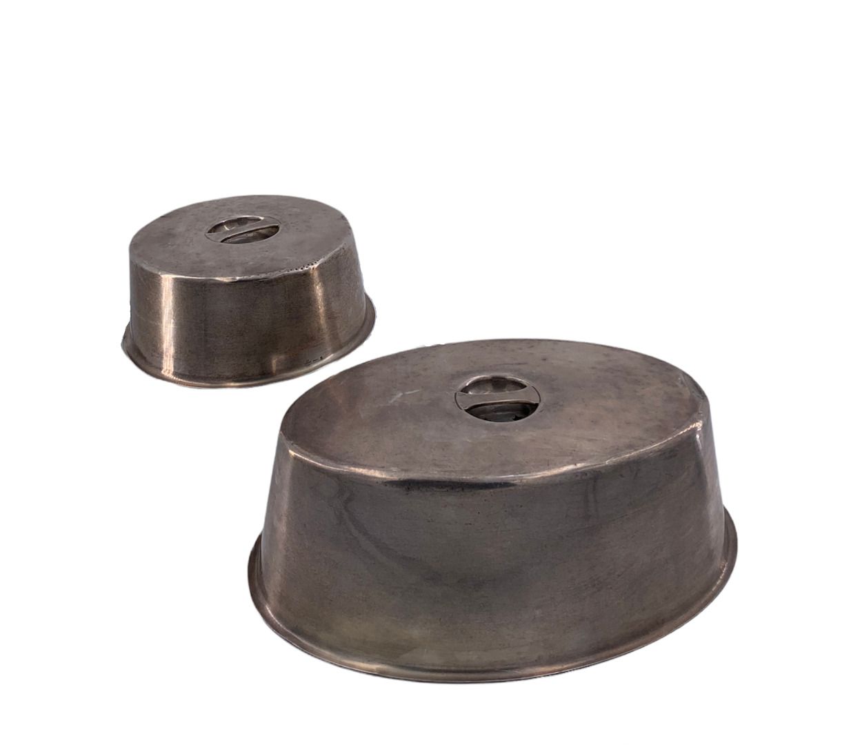 Deux cloches couvre-plat en métal argenté, une ronde et une ovale CHRISTOFLE CRI&hellip;