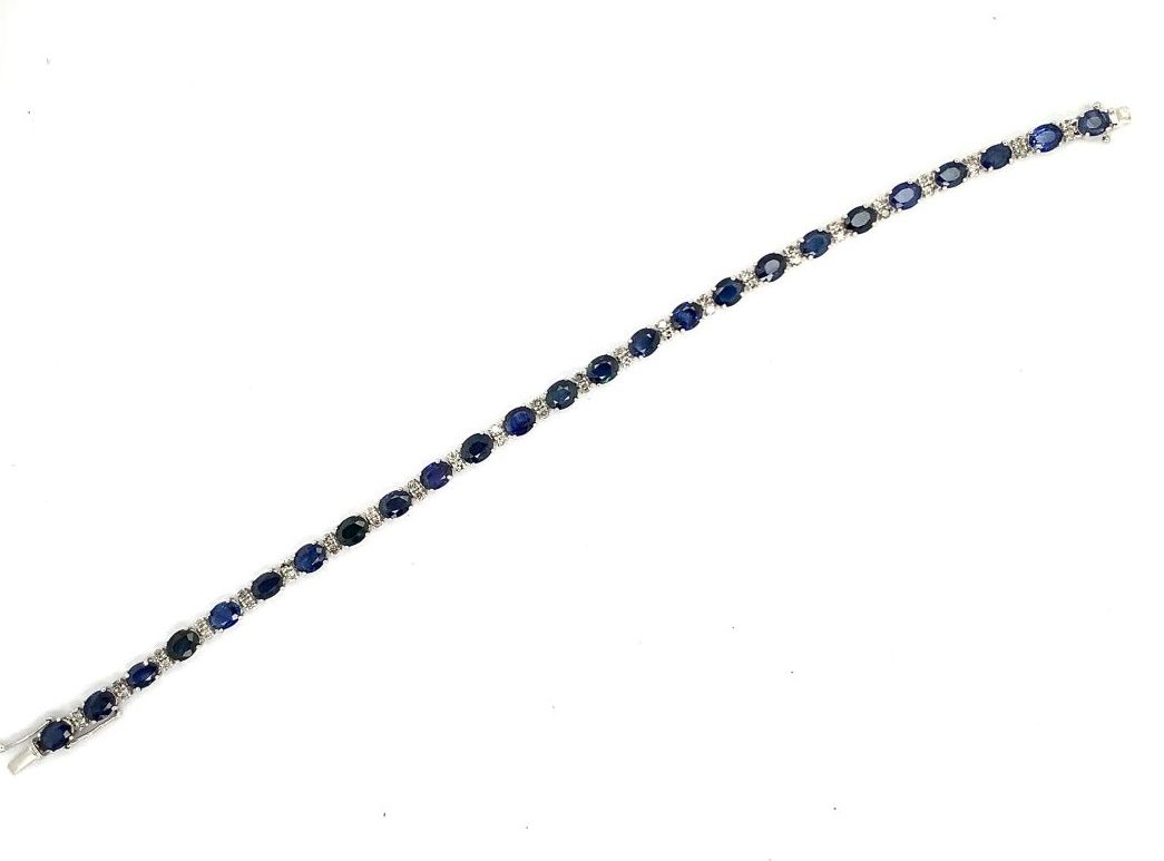 BRACELET en or gris, saphirs et diamants 白金（750‰）手镯，镶嵌椭圆形蓝宝石和小型明亮式切割钻石。
蓝宝石的重量：1&hellip;