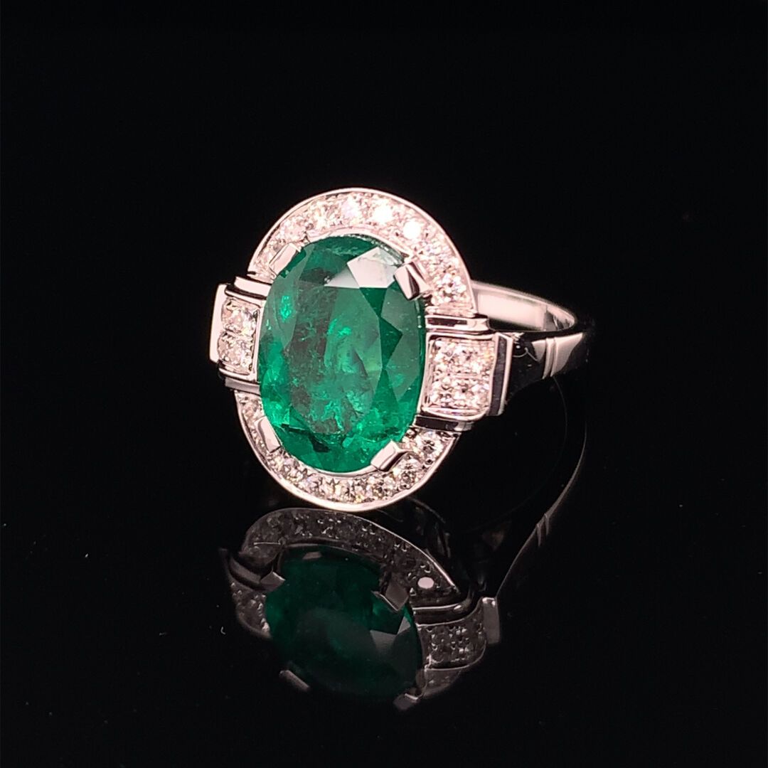 BAGUE en or gris, émeraude et diamants 一枚白金戒指（750‰）上镶嵌着一颗可能是哥伦比亚的祖母绿，边上是一排明亮式钻石。&hellip;
