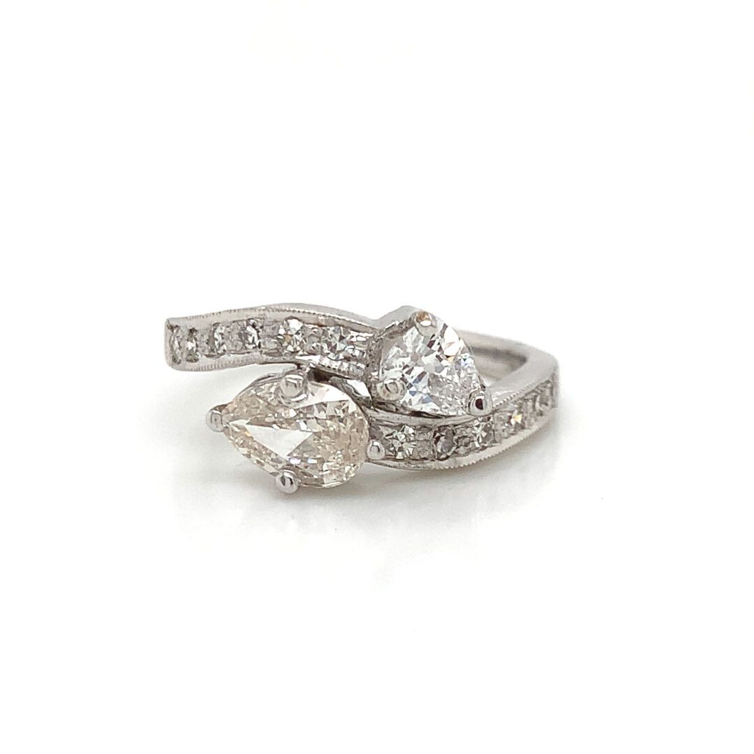 BAGUE « toi et moi » en or gris et diamants 一枚白金（750‰）"你和我 "戒指，镶嵌有两颗梨形钻石，肩部镶有钻石。&hellip;
