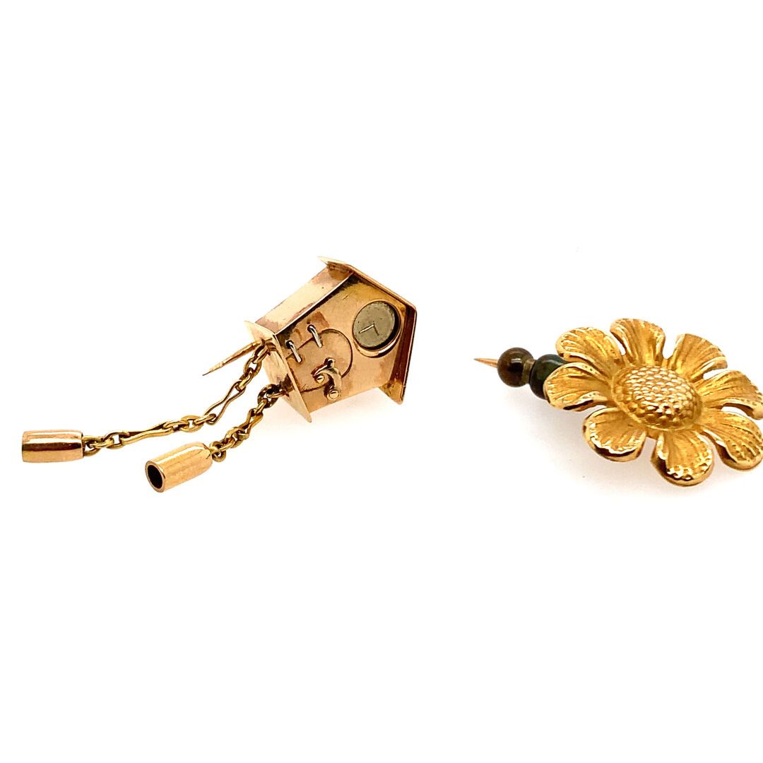 DEUX BROCHES en or TWO gold (750‰) brooches with flower and cuckoo clock decorat&hellip;