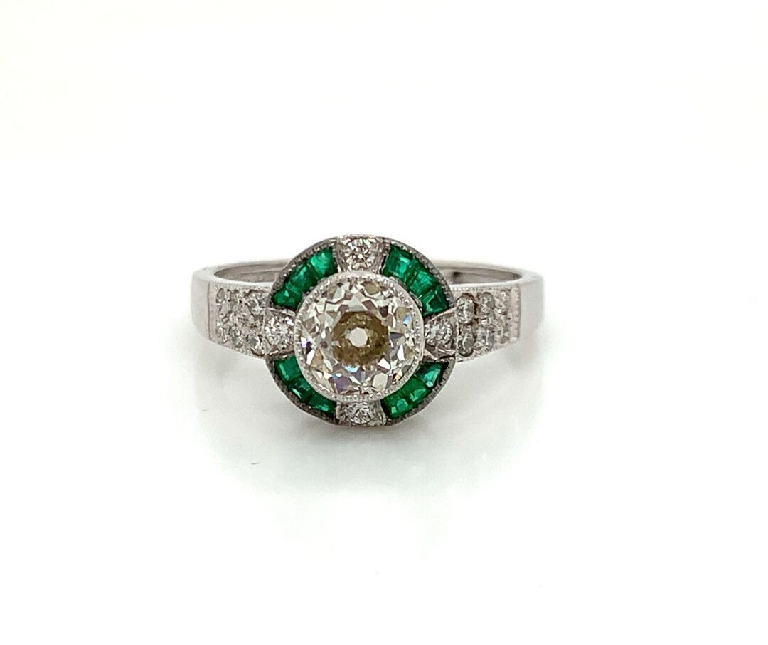 BAGUE en or gris, diamant et émeraudes 一枚白金(750‰)戒指，在校准的祖母绿和小钻石的环绕中镶嵌了一颗老式切割钻石。
&hellip;