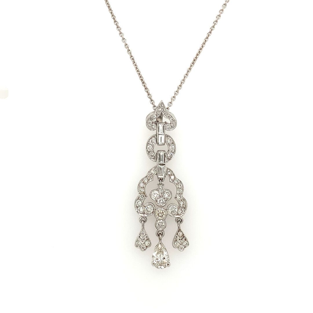 COLLIER et PENDENTIF en or gris et diamants 一条白金（750‰）项链，上面有一个几何形状的吊坠，上面装饰着明亮的钻石&hellip;