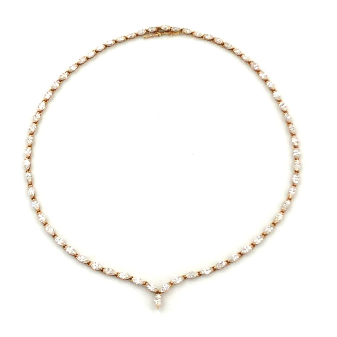 COLLIER en or et diamants COLLIER en or (750‰) pavé de petits diamants navettes.&hellip;