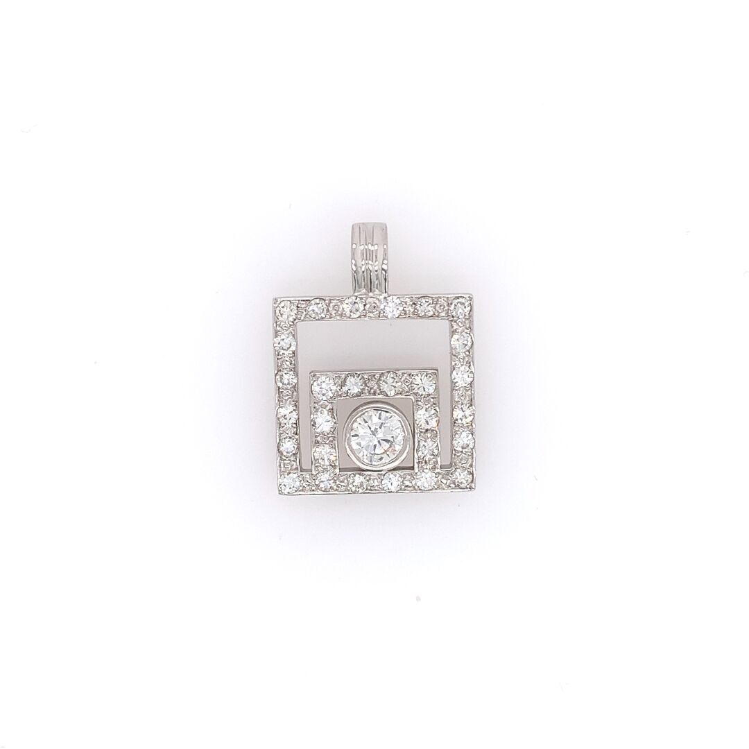 PENDENTIF en or gris et diamants 白金（750‰）吊坠，形成两个铺满小型明亮式切割钻石的方形，中心是一颗明亮式切割钻石。
钻石的&hellip;