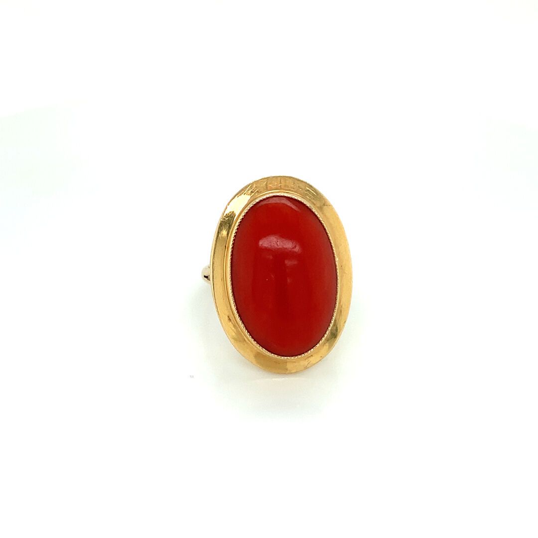 BAGUE en or et corail Gold ring (750‰) adorned with a cabochon of coral in a clo&hellip;