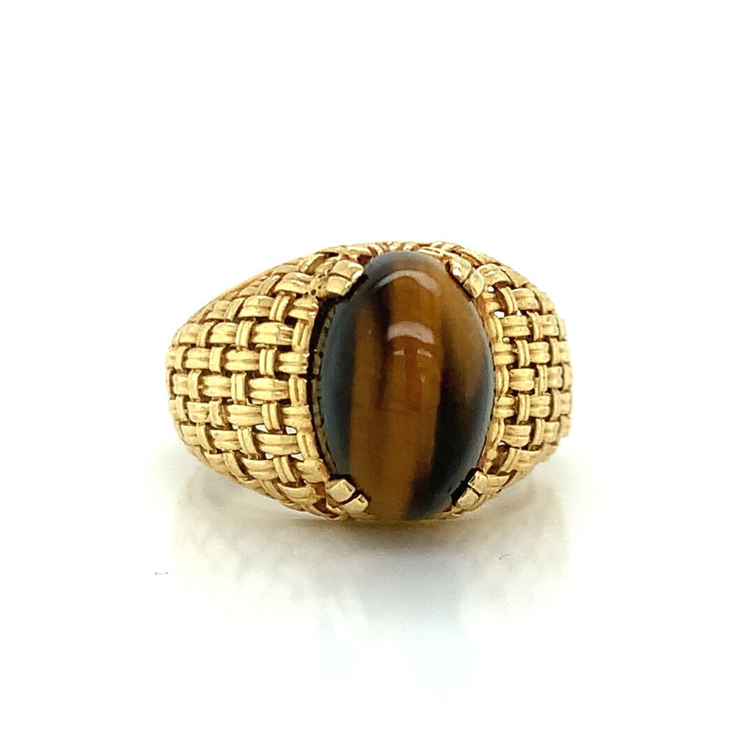 BAGUE en or et jaspe 金戒指(750‰)，镶嵌有凸圆形的 "虎眼 "碧玉，并以编织的方式镶嵌。
毛重：6.61克。手指尺寸：52.5