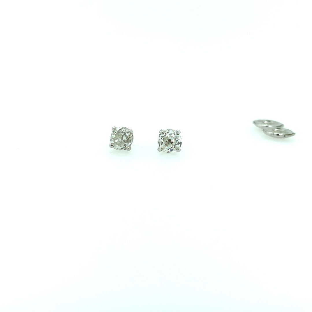 Paire de PUCES D'OREILLE en or gris et diamants Un par de PENDIENTES de oro blan&hellip;