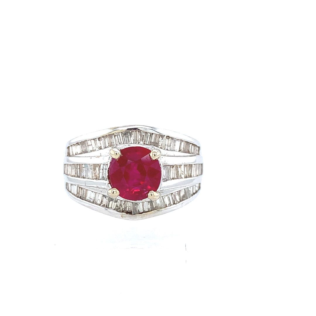 BAGUE en or gris, rubis et diamants 一枚白金戒指(750‰)，镶嵌着一颗红宝石(可能是缅甸的)，在三条长方形切割钻石的中央。&hellip;