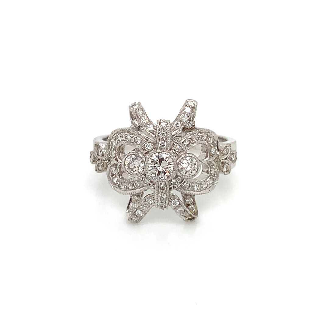 BAGUE en or gris et diamants 白金(750‰)镂空打结戒指，镶嵌明亮式切割钻石。
毛重：5.56克。手指尺寸：52。