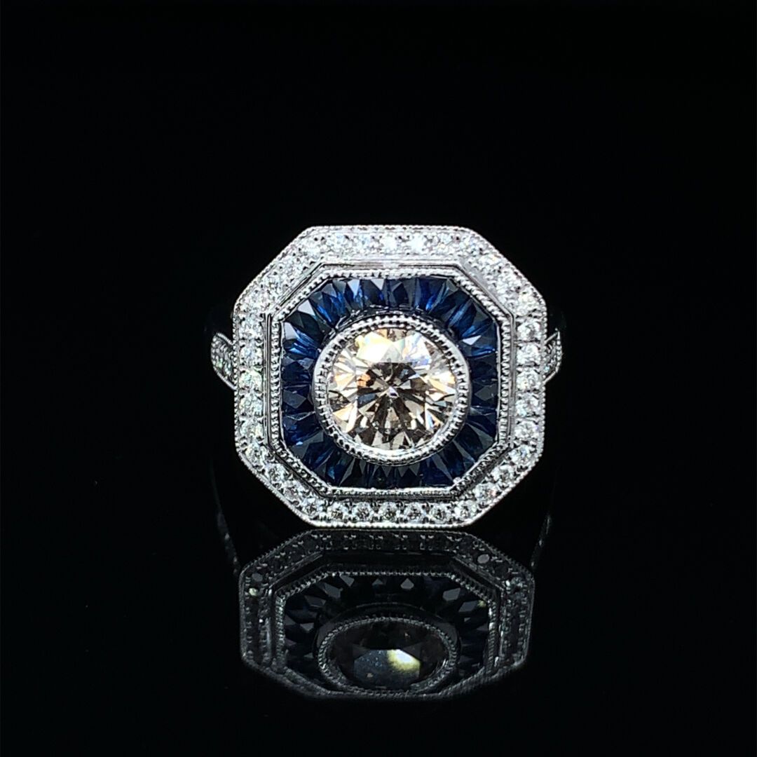 BAGUE en platine, diamants et saphirs 铂金戒指(850‰)，在校准蓝宝石和明亮式切割钻石的镶嵌下，镶嵌了一颗明亮式切割钻石&hellip;