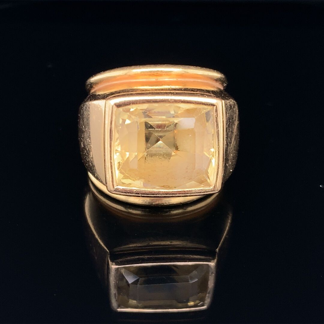 BAGUE bombée en or et saphir 金(750‰)圆顶戒指，封闭式镶嵌了一颗大枕形黄色蓝宝石。
蓝宝石的重量：约12克拉。
毛重 : 20&hellip;