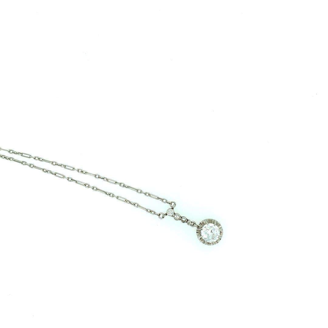 COLLIER en platine et diamants 铂金项链(850‰)持有一颗明亮式切割钻石和一簇小钻石作为吊坠。
有编号。
主钻石的重量：1克拉左&hellip;