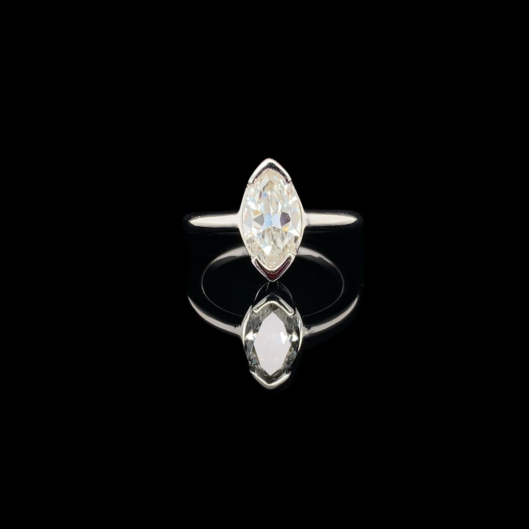 BAGUE solitaire en or gris et diamant 一枚白金(750‰)单颗钻石戒指，半封闭式镶嵌一颗脐带式切割钻石。
钻石重量：约1.&hellip;