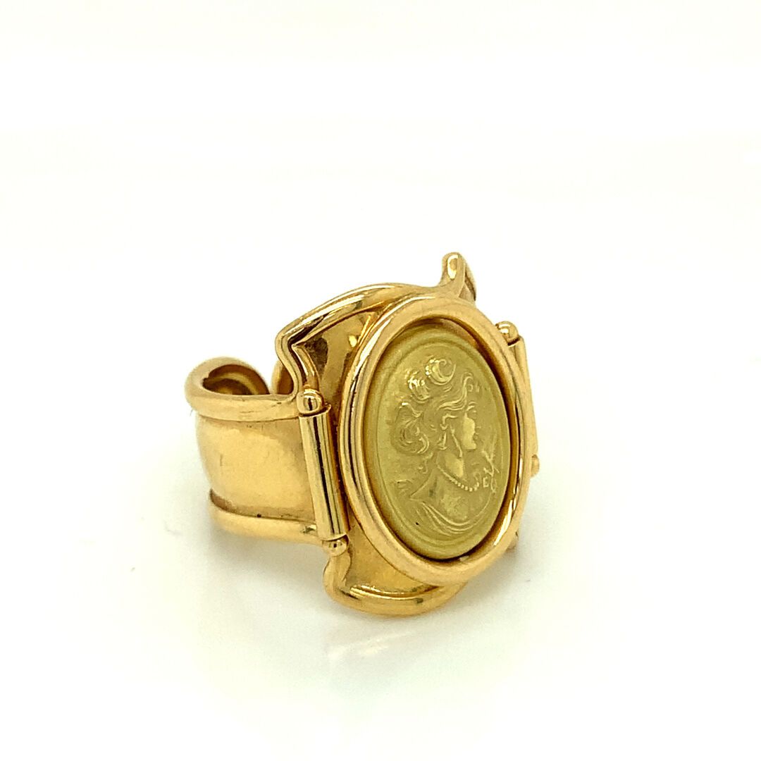 BAGUE en or 金戒指（750‰），主体有折边、移动和开放的装饰，装饰有一个戴珍珠项链的年轻女子的轮廓。
毛重：7.61克。手指尺寸：53至55