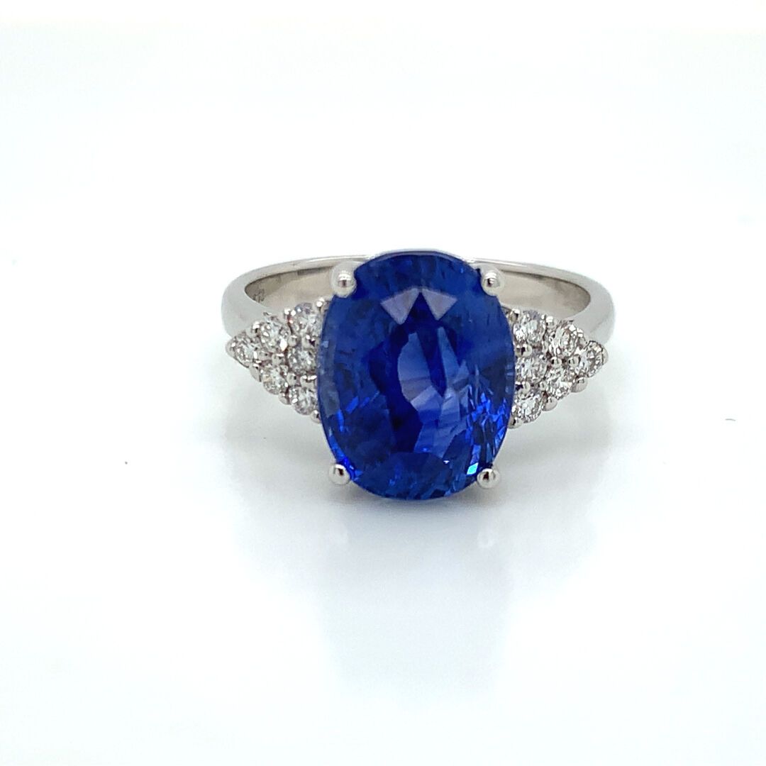 BAGUE en or gris, saphir et diamants 一枚白金戒指(750‰)，爪镶椭圆形蓝宝石（可能是锡兰），肩镶明亮式钻石。
蓝宝石的重&hellip;