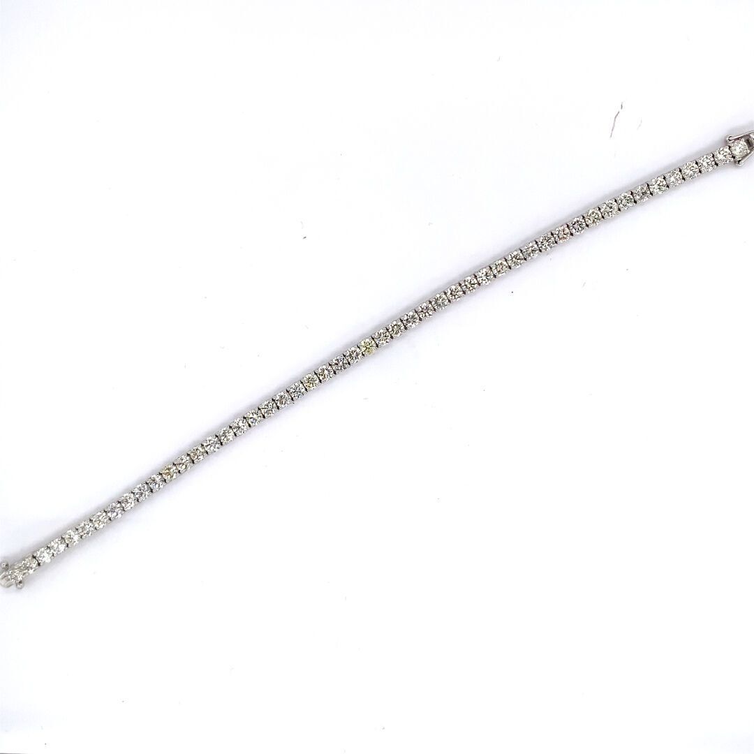 BRACELET ligne en or gris et diamants 白金（750‰）手镯系列，镶嵌明亮式切割钻石。棘轮扣和双八安全。
钻石总重量：约7.&hellip;