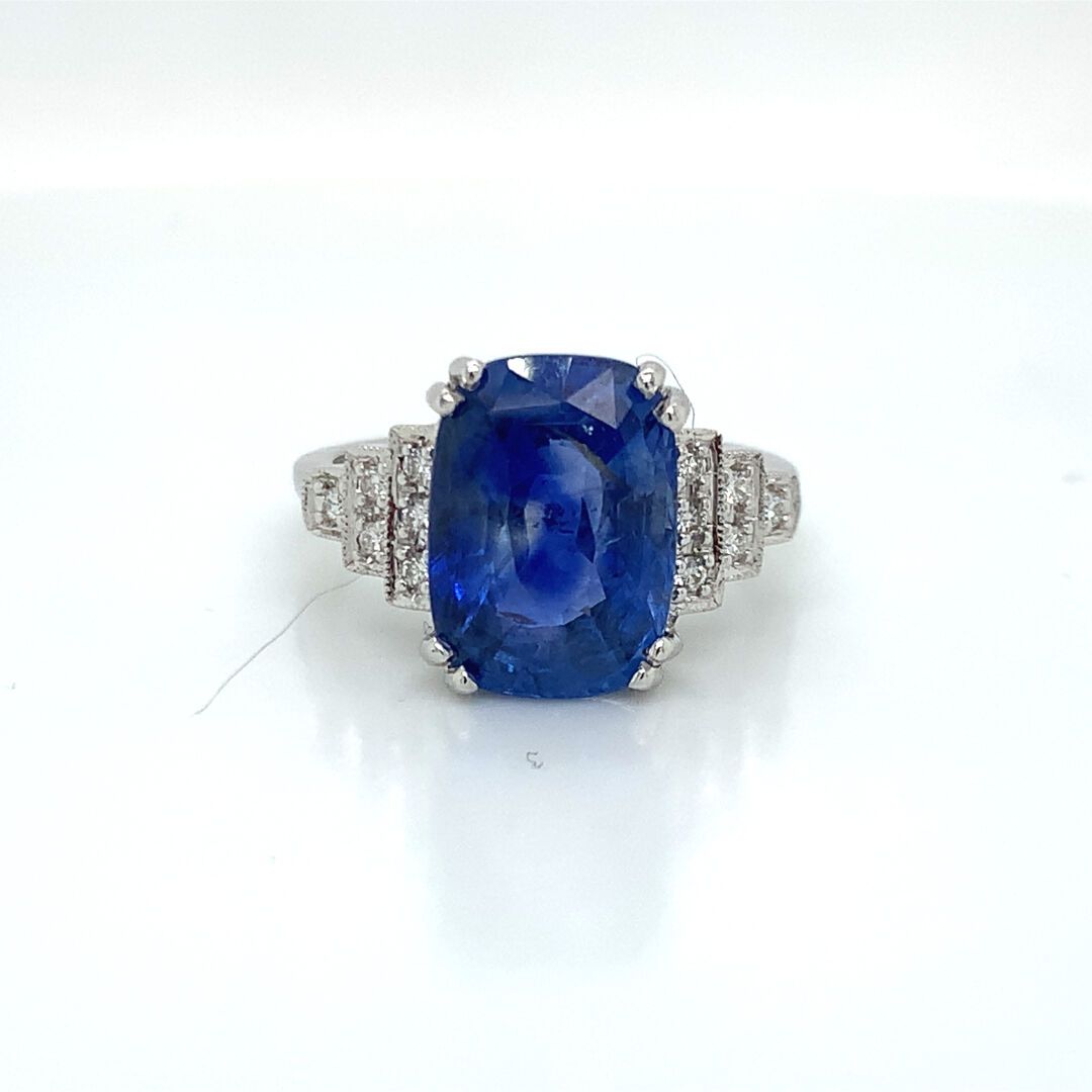 BAGUE en or gris, saphir et diamants 一枚白金戒指(750‰)，镶嵌着一颗枕形的 "矢车菊 "蓝宝石，采用双爪镶嵌，肩部镶有&hellip;