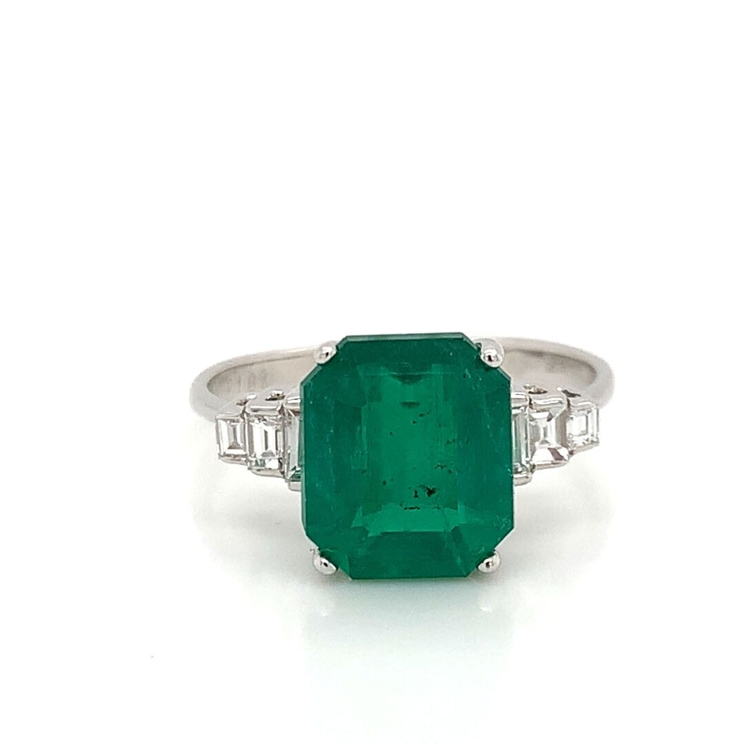 BAGUE en or gris, émeraude et diamant 一枚白金(750‰)戒指，镶嵌着一颗爪形的哥伦比亚长方形祖母绿，肩部镶有长方形钻石。&hellip;
