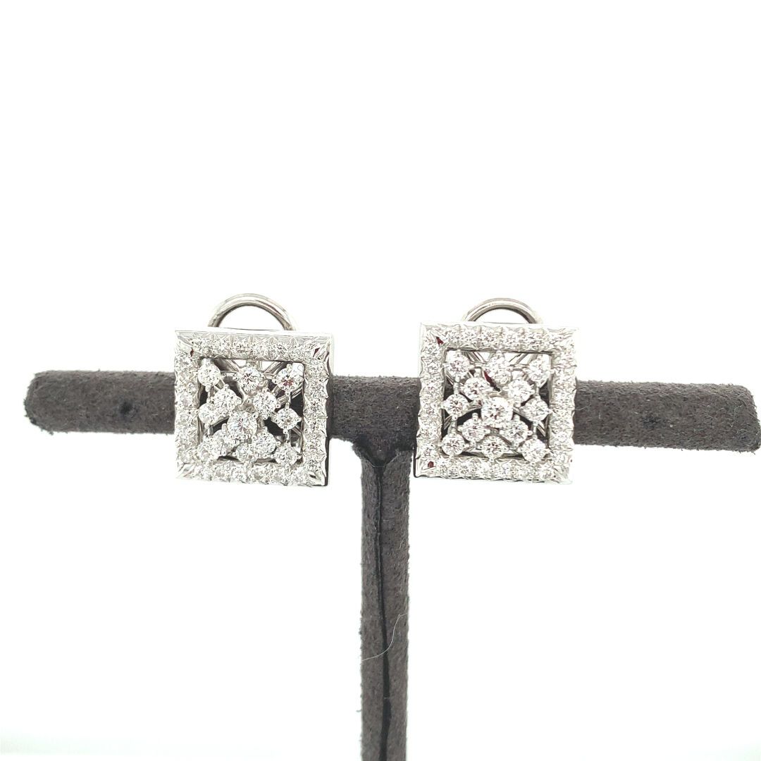 Paire de BOUCLES D'OREILLES en or gris et diamants 一对白金(750‰)方型耳环，镶有金字塔形的明亮式钻石。
&hellip;